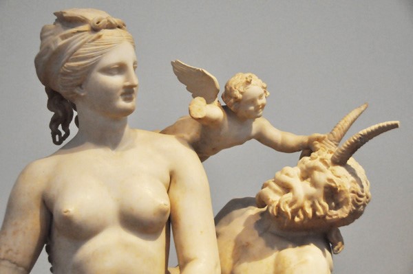 Otra estatua de la diosa del Amor, en este caso acompañada por el dios Pan.