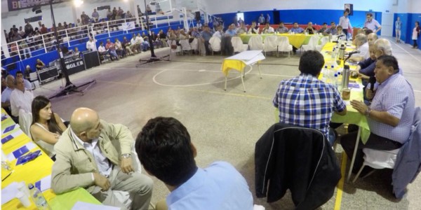Cumbre. Una postal de la reunión minera en Telsen, que concluyó con un documento pidiendo zonificación.