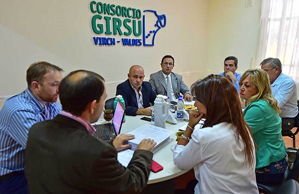 Juntos. Los intendentes del Valle repasaron la situación del GIRSU y eligieron de nuevo al madrynense.