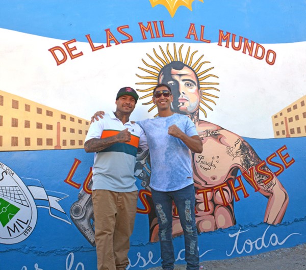 Decenas de vecinos y fanáticos de Matthysse se acercaron al mural del barrio “Mil Viviendas” para contemplar la obra de arte en su inauguración. Todos querían una foto con Lucas.