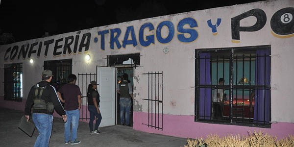 Personal de la XIV Agrupación de Gendarmería ingresando al local ubicado en el acceso a San Antonio.