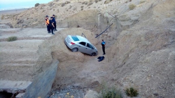 El auto quedó atrapado en una alcantarilla (foto ADNSur)