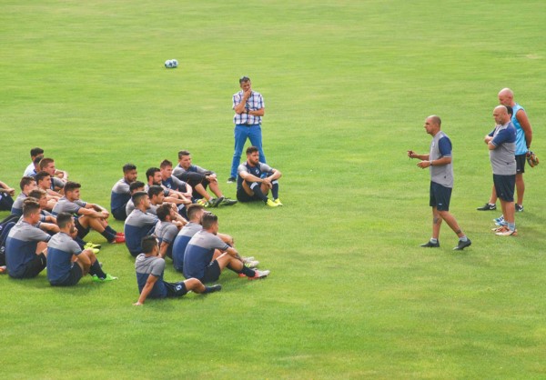 Ahora mando yo. Hugo Barrientos brindó ayer las primeras palabras al plantel browniano. El primer partido de la nueva era será ante Dálmine.