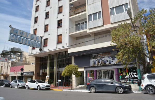 En remate. El emblemático Hotel Centenario ubicado frente a la Municipalidad de Trelew.
