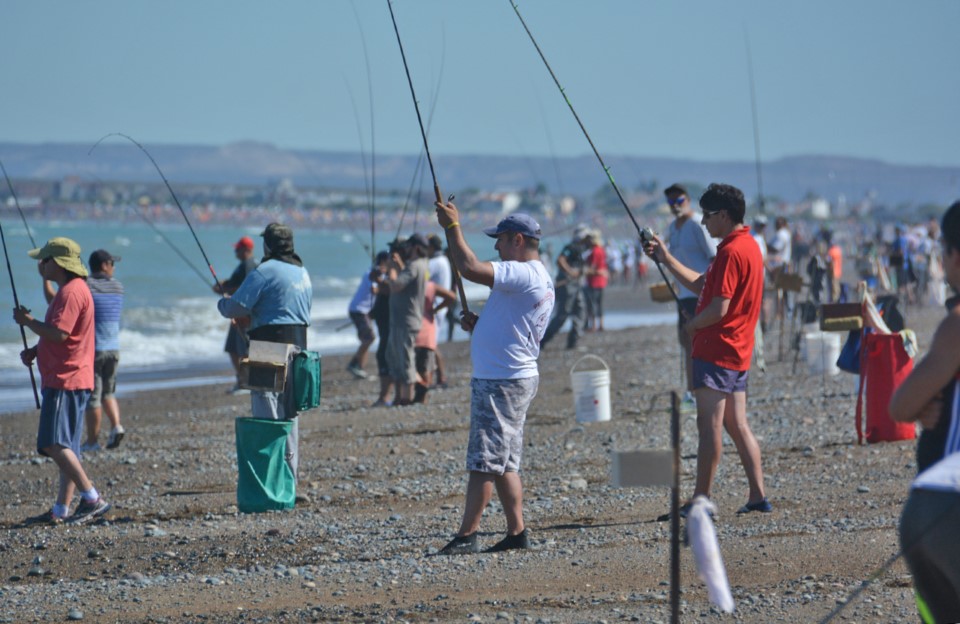 Cien parejas compiten en las “20 horas ” en Playa Unión, organizado por el Club de Pesca y Náutico de RAwson.