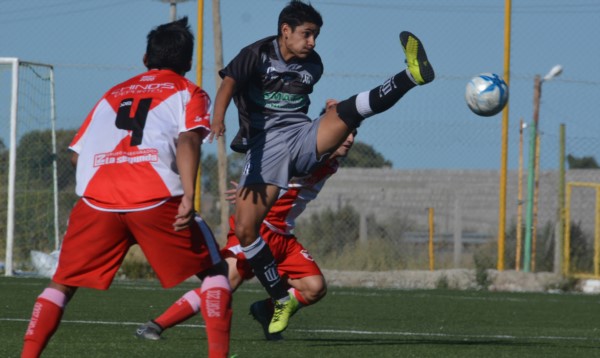 Pierna arriba. Fue un partido altamente friccionado, de tal manera que el árbitro ejecutó tres expulsiones y amonestó a nueve jugadores.