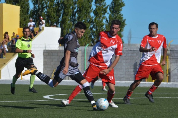 Lucas Navarro en acción. Fue el mejor jugador que tuvo Ever Ready en Rawson.