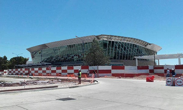 La obra incluye nueva terminal y estacionamiento.