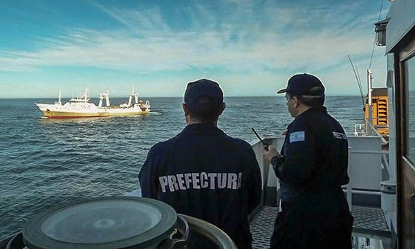 Un Guardacostas de la PNA capturó el barco cerca de Comodoro.