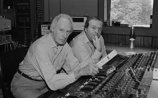 Emerick, junto a Goerge Martin (canoso), el productor y arreglador, considerado "el quinto Beatle"