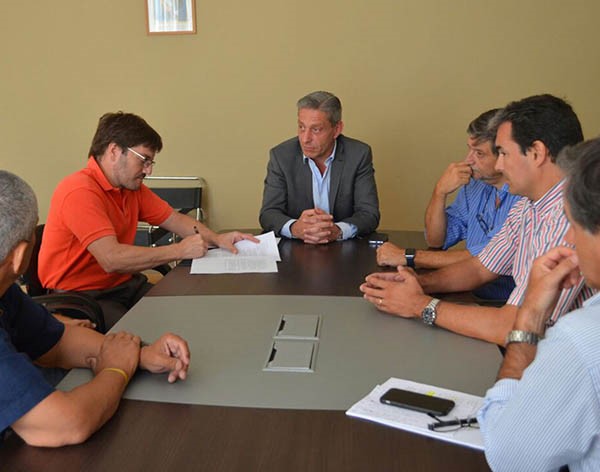 Tras el acuerdo con los intendentes, Arcioni fue a buscar el respaldo de las distintas cámaras empresarias.