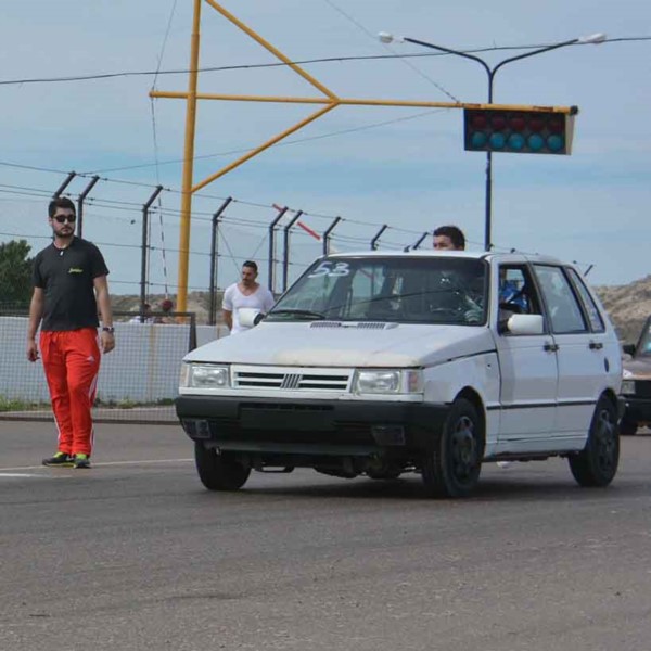 Los autos de las picadas vuelven a hacer ruido en la recta del Mar y Valle.