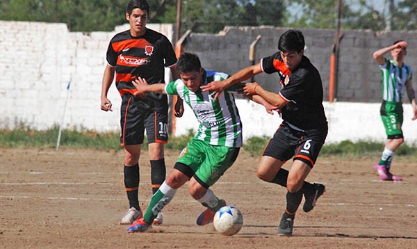 Hubo clubes que compitieron en canchas de tierra en el Federal B. El afán recaudatorio del Consejo Federal no tuvo límites.