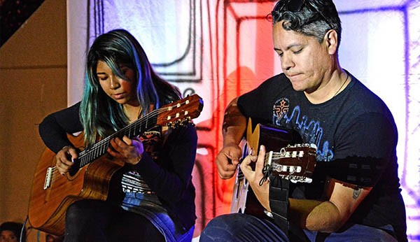 Guitarra es uno de los muchos talleres que comienza sus clases.