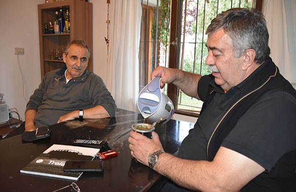 Mateada. Guilleromo Moreno junto a Héctor González durante la charla que mantuvieron ayer en Madryn.