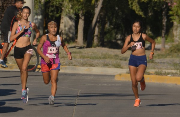 La gaimense Adriana Millaguala (centro) marcó el ritmo de la carrera y fue la ganadora de los 5 kilómetros.