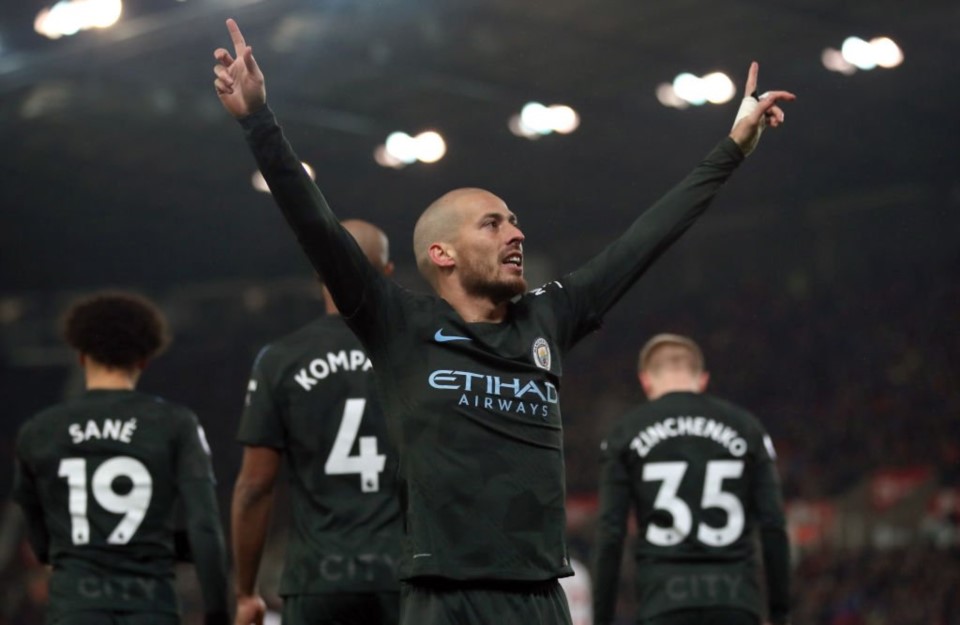 Cada vez más cerca del título: Manchester City, sin Agüero y con doblete de David Silva, derrotó 2-0 a Stoke City.
