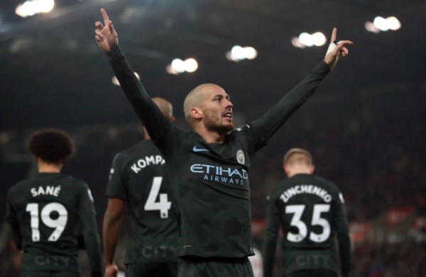 Cada vez más cerca del título: Manchester City, sin Agüero y con doblete de David Silva, derrotó 2-0 a Stoke City.