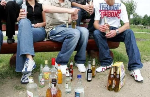 El incidente ocurrió al promediar la mañana en el Colegio Nacional "Absalón Rojas", al que los alumnos del último curso ingresaron con cánticos y tomando bebidas alcohólicas.