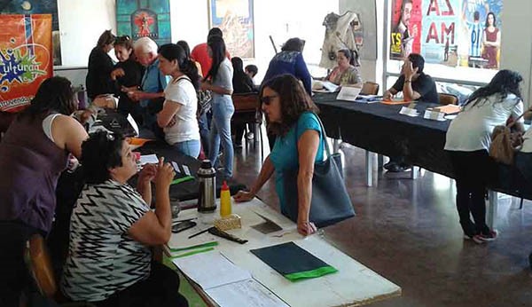 En el Centro Cultural se inscriben para los talleres municipales.