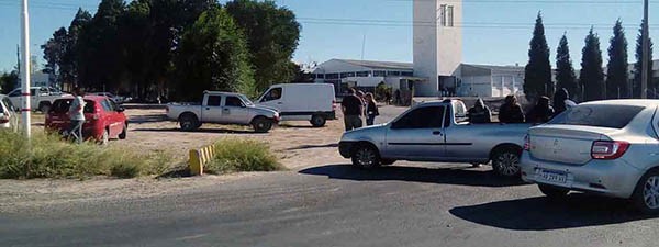 Madryn. Los delegados y autoridades del STIA bloquearon el ingreso a la planta de la pesquera Conarpesa.