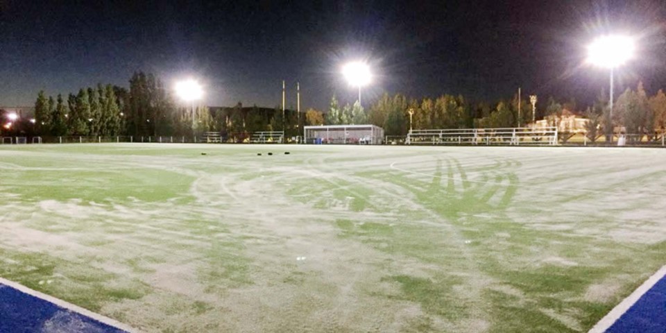 Más de 90 toneladas de arena nueva se distribuyeron en la cancha de césped sintético del “Coirón”.