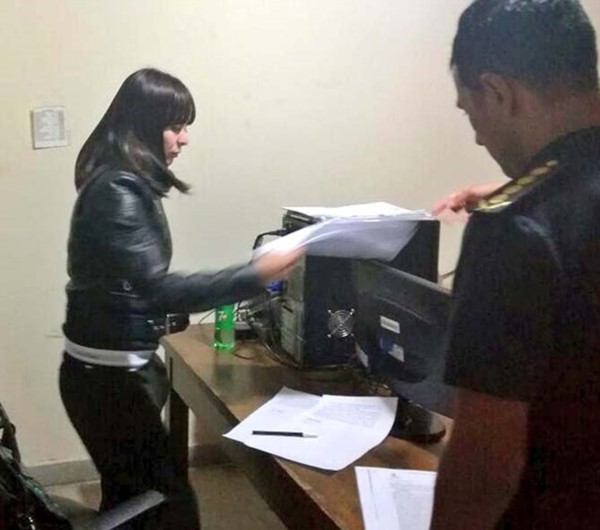 Notificada. Parado, el secretario Massoni chequea los trámites de detención de Souza en Arroyo Verde.