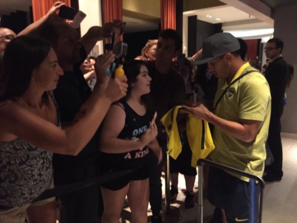 El plantel Xeneize recibió a los hinchas en las inmediaciones del hotel.