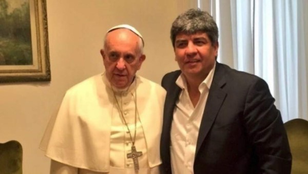 El dirigente gremial recibió las camisetas de manos del presidente de la ONG La Alameda, quien estuvo en Roma días atrás para participar de un coloquio sobre trata de personas.