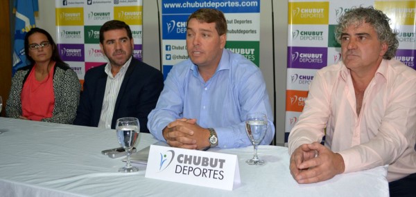 Damián Biss (presidente de la AHCVCh), María Eugenia Castán (vicepresidente) y Gabriel Cepeda (vocal) junto a Walter Ñonquepán en la presentación oficial del torneo Apertura.