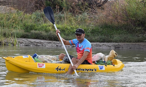 Uno de los participantes de la campaña de limpieza del río Chubut.
