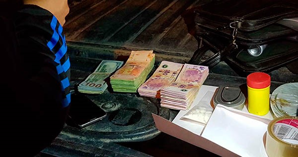 Plata y estupefacientes descubiertos por los canes que eran transportados en dos vehículos.