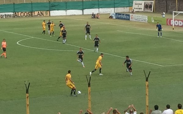 Flandria fue más pero no pudo salir del empate ante Riestra.