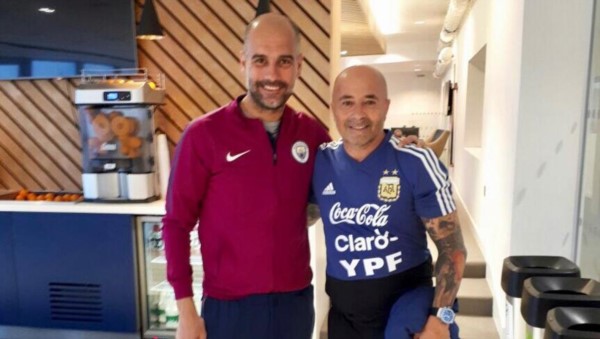 Jorge Sampaoli compartió esta imagen en su cuenta de Twitter junto a Pep Guardiola.