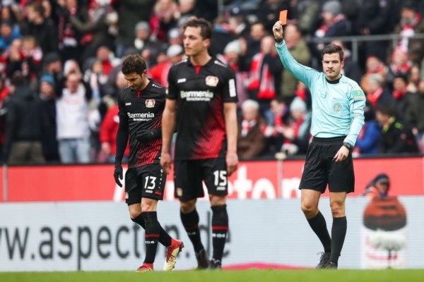 lario vio la roja en el clásico entre Bayer Leverkusen y Colonia. El ex River metió un codazo y el árbitro utilizó el VAR para expulsarlo.