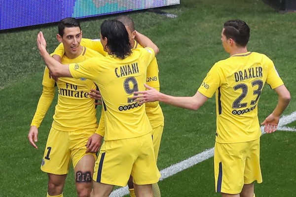 PSG lo dio vuelta y venció 2-1 a Niza con goles de Di María y Dani Alves en la fecha 30 para sumar su décima victoria al hilo en Francia.