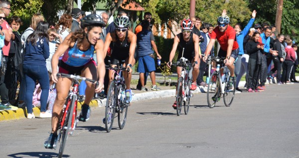 Los atletas debieron recorrer 750 metros de natación, 20 kilómetros de ciclismo y 5 kilómetros a pie.