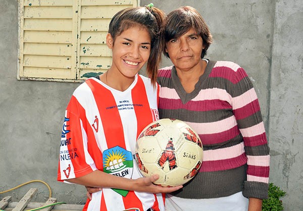 Ornella posa junto a Mercedes, su madre, en su casa del barrio Moreira 3 de Trelew. “Mi mamá me hizo futbolista”, dijo la joven racinguista.