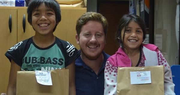 Sonrisas. El intendente Bowen junto con dos de los chicos que recibieron sus útiles para el viernes.
