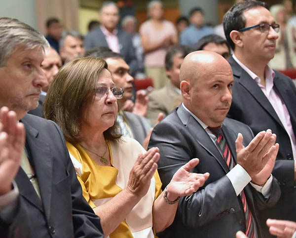 Aplauso. Los intendentes Maderna y Sastre al lado de Raquel Di Perna.