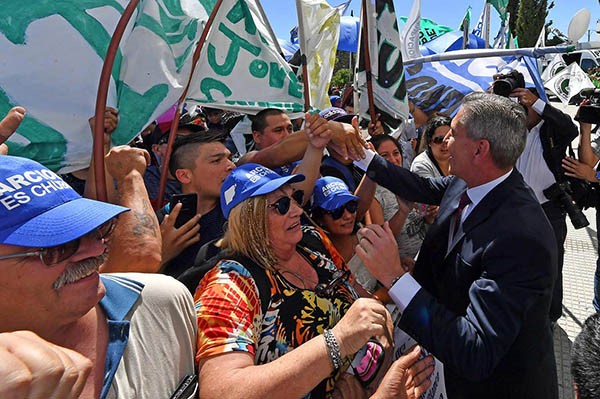 Afuera. El saludo en las afueras del edificio de la Legislatura con la gente que acompañó al gobernador.