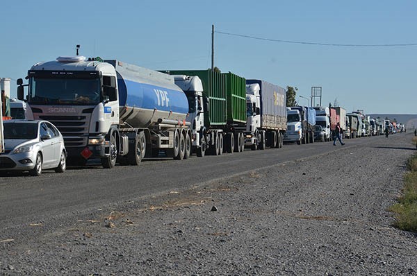 Largas filas se generaron sobre la Ruta 3 con los cortes que realizaron los gremios en el acceso a Trelew.