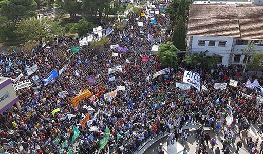 Desde arriba. Una de las postales que dejó la masiva movilización a Rawson del martes pasado.
