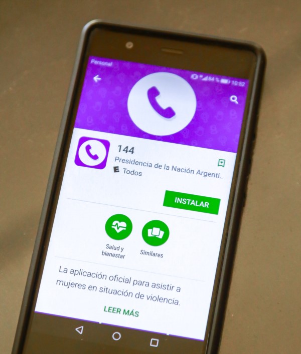 La aplicación para celulares 144, gratuita y confidencial, destinada a socorrer a mujeres que son víctimas de violencia de género.