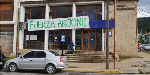 Manifestación. Nadie sabe quién los armó pero los carteles aparecieron en varios puntos de Esquel.