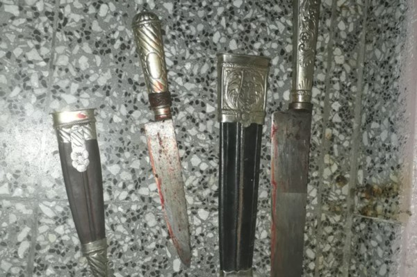 Evidencia. Una postal de los cuchillos que la Policía secuestró a los hombres que detuvo.
