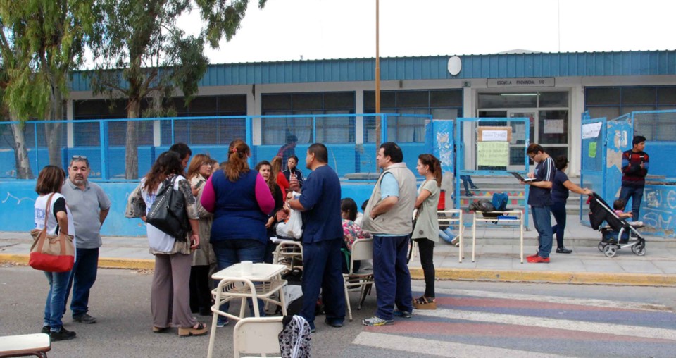 Tensión. Una postal de uno de los establecimientos en Madryn que fue escenario del reclamo general.