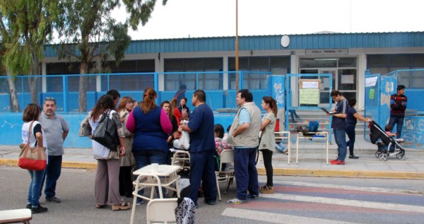 Tensión. Una postal de uno de los establecimientos en Madryn que fue escenario del reclamo general. 