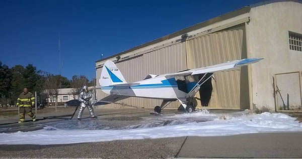  La aeronave rompió el acceso al hangar.