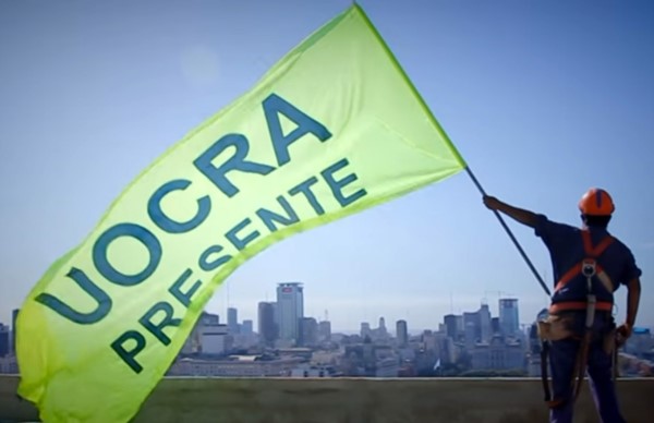 El sindicato de empleados de la construcción UOCRA firmó hoy su paritaria, que estableció un aumento salarial del 15% en dos cuotas, más una revisión en diciembre.